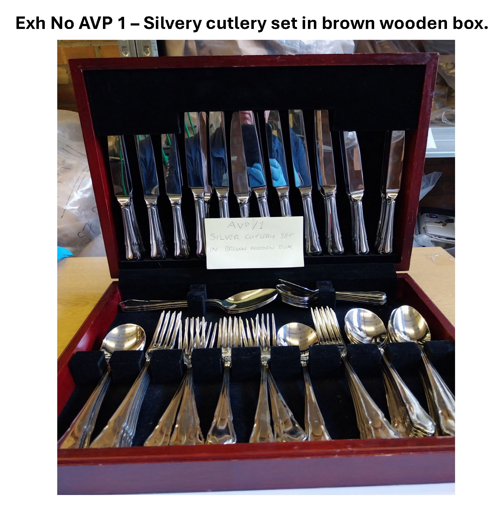 AVP1 Silvery cutlery set in brown wooden box 1.jpg